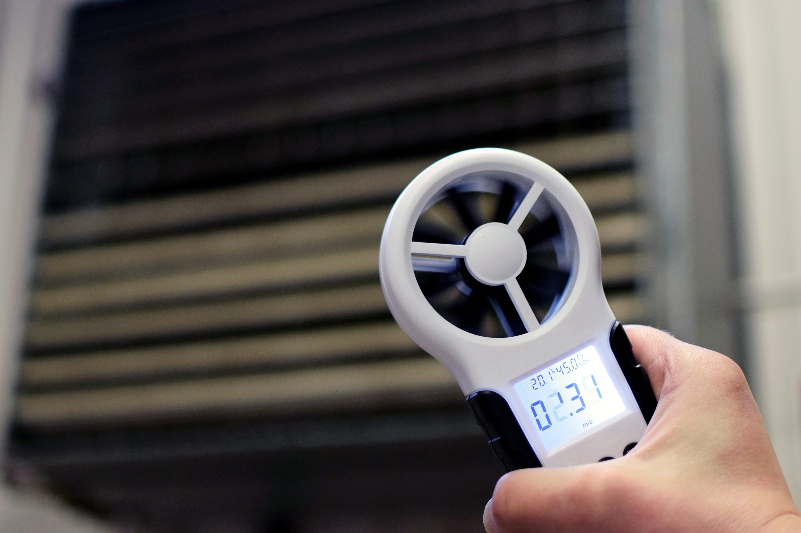 Hand-held anemometer measuring air flowing of ventilation louvre